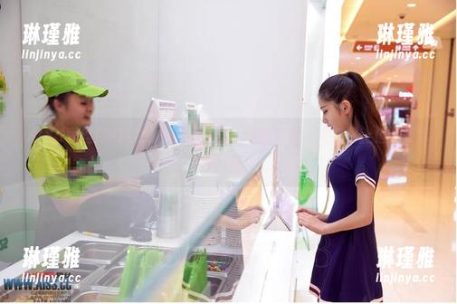 AISS爱丝(黄金版) - 原图档案：索菲穿行，她在路上但是没带方向盘！