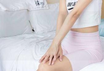 BoBoSocks袜啵啵 – 看，小沫在黑色运动鞋中随意摆pose，图片又清晰得让人想偷懒了