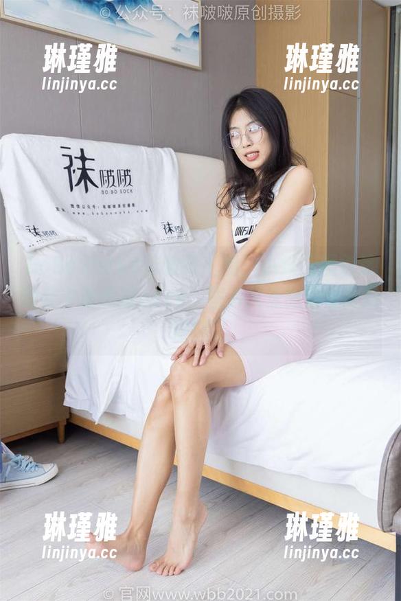 BoBoSocks袜啵啵-小沫 BoBoSocks袜啵啵 - 看,小沫在黑色运动鞋中随意摆pose,图片又清晰得让人想偷懒了