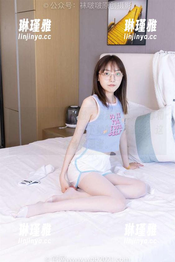 BoBoSocks袜啵啵-小淳 BoBoSocks袜啵啵 - 最新呈现,小淳和她的黑皮鞋,想象一下她的走路姿势,这会让你思考。