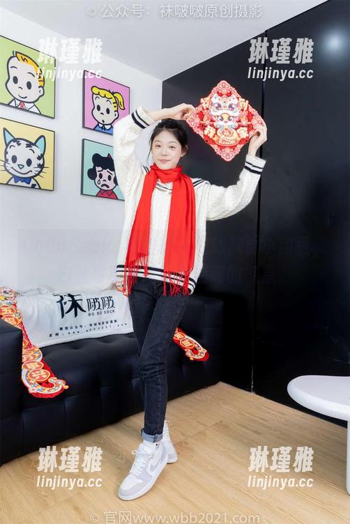 BoBoSocks袜啵啵 - 在线欣赏小甜豆，白丝写真里透着些迷离的气息。