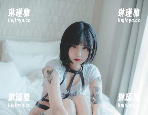 一探图库里的Hizzy(히지)黑白，有一点迷，有一点……想下载。