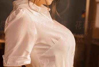 Leah梓未的蓝色妖姬合集，花草间藏着的她，好奇心一点也没“妖”。