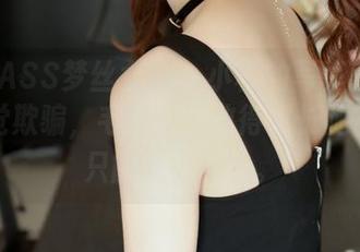 MSLASS梦丝女神 – 小穆的写真就是一种视觉欺骗，毛衣哪里敌得过长腿？壁纸只能默默承受。