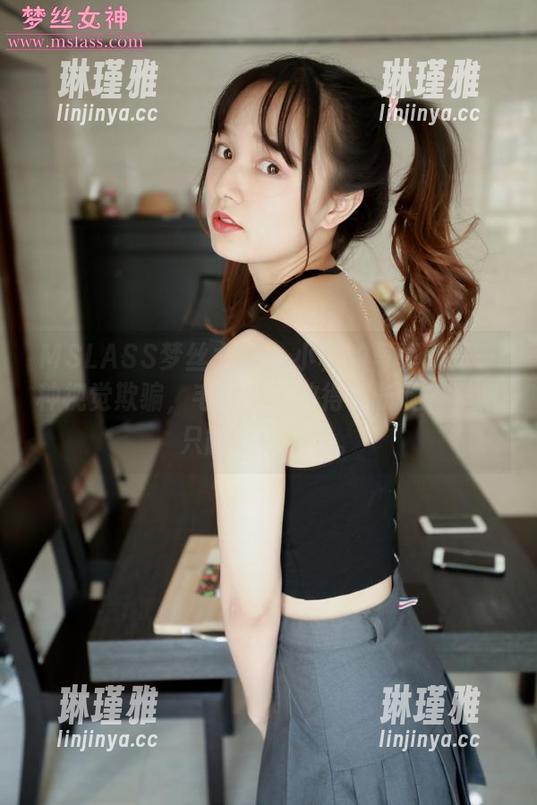 MSLASS梦丝女神-小穆 MSLASS梦丝女神 - 小穆的写真就是一种视觉欺骗,毛衣哪里敌得过长腿?壁纸只能默默承受。