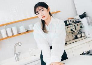 Sonson(손손)的高清女仆作品，让人想起了那熟悉的咖啡馆，嗨，想喝杯拿铁吗？