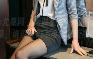UGirls尤果网 – 限时免费！芊小童的眼镜图集，谁说我们不可以审美挑剔？