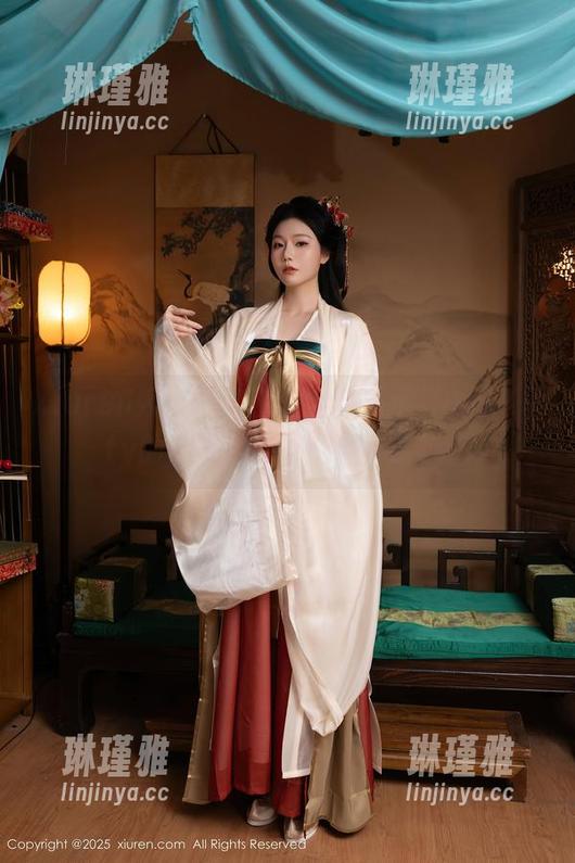 Xiuren秀人网-小夕Kitty Xiuren秀人网 - 灰丝全套展示,小夕Kitty的品味还有待挖掘,哈哈!