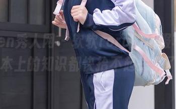 Xiuren秀人网 – 软软roro的校服写真，书本上的知识都快抬不起头来了。