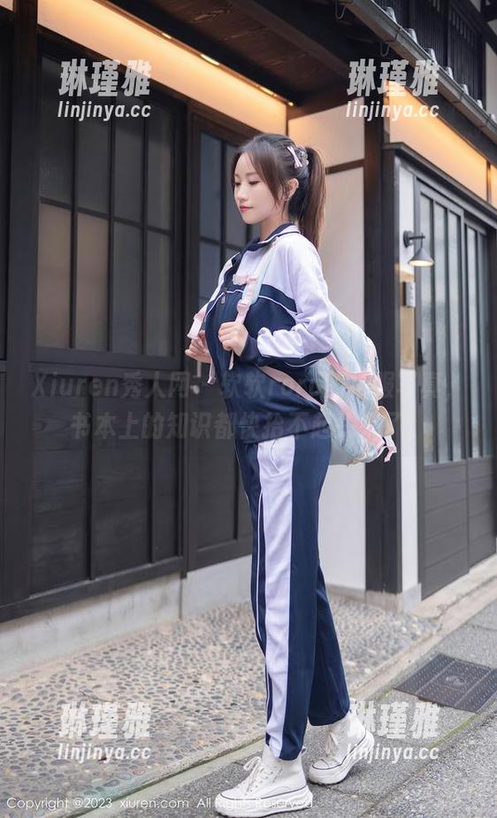 Xiuren秀人网 - 软软roro的校服写真，书本上的知识都快抬不起头来了。