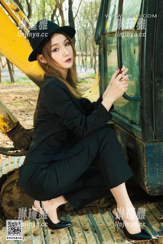 丽柜-心心 丽柜 - 心心比基尼写真:敢不敢来点儿高难度视觉很拉风!