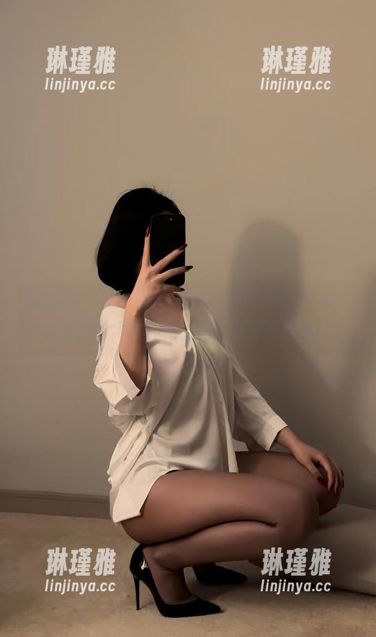 微密圈 - 保守的二舅妈的吊带袜写真集，让你爱上穿袜子的理由，快来下载！