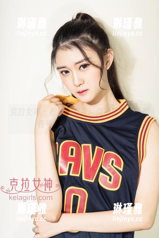 克拉女神-柠西 克拉女神 - 柠西的照片:似乎每个角度都在夸耀她的靓脸和素足?