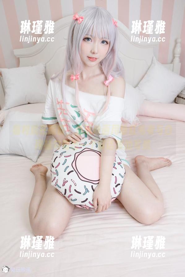 福利就在眼前，兔玩映画用粉红毛衣与白网袜勾勒出一个童话般的写照