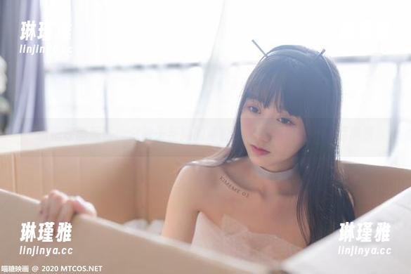 喵糖映画原图：白裙子与她的背影，似曾相识却又有点离谱