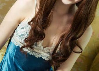 头条女神 – 易阳的海边原图：是海浪还是身边的调皮大叔？