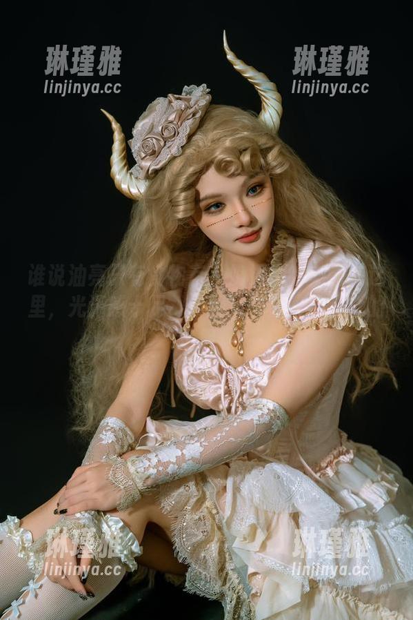谁说油亮只有食物有？奶桃桃的美图在这里，光泽感十足，挤得我满脸吃瓜观众的热情。
