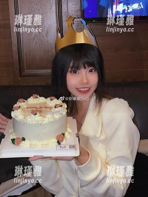 安曜曜 安曜曜写真:“我又在夏日里懒散地摆POSE了。”