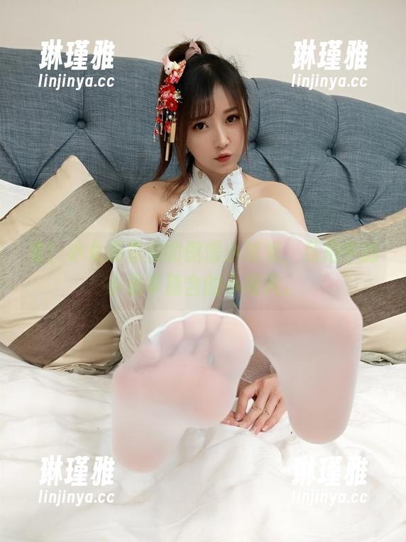 看！小女巫露娜的傲慢小姐姐，私拍中的小确幸隐含的小嘲讽。