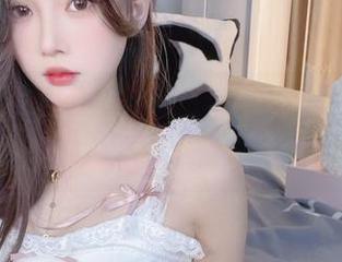 有种小小奶瓶儿的气息，内衣私房写真让人忍不住眼睛逗留。