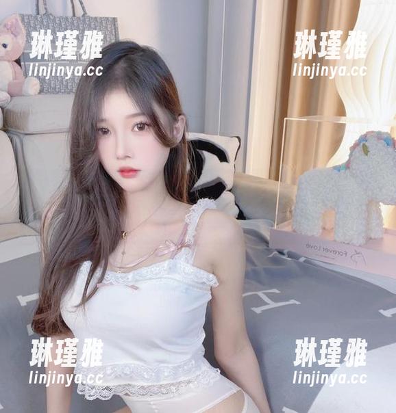 有种小小奶瓶儿的气息，内衣私房写真让人忍不住眼睛逗留。
