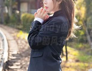 尤蜜荟 – 周于希Sandy的连衣裙，一路逆袭，图片中的风充满了戏谑