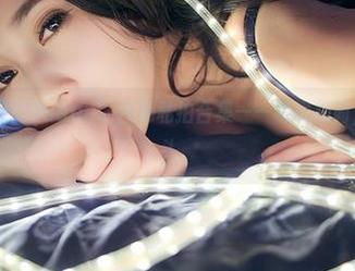 推女神 – 王婉悠Queen的白色私拍合集——明明极简，偏生让人挠头。