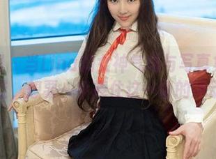 推女郎 – 当Lina的女神气场与写真集相遇，哇，想要一手捧住这一切的冲动！