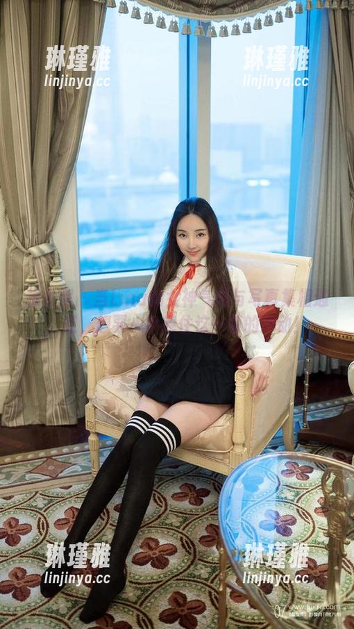 推女郎-Lina 推女郎 - 当Lina的女神气场与写真集相遇,哇,想要一手捧住这一切的冲动!