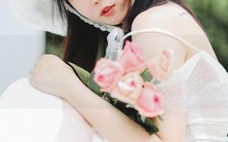 白兔软软图集上线了，是依酱呀的作品，下载吧，给你的屏幕加点软萌色彩！