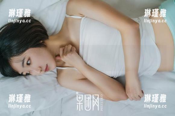 果团网 - 爱丽莎LISA空姐写真，高清呈现出飞行中的优雅，每个姿势都像是在空中舞蹈！