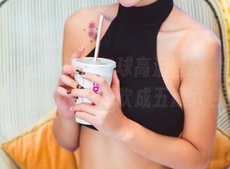 在果团网找到这款气球高清壁纸，它的美能把我的窗户都吹成五颜六色！