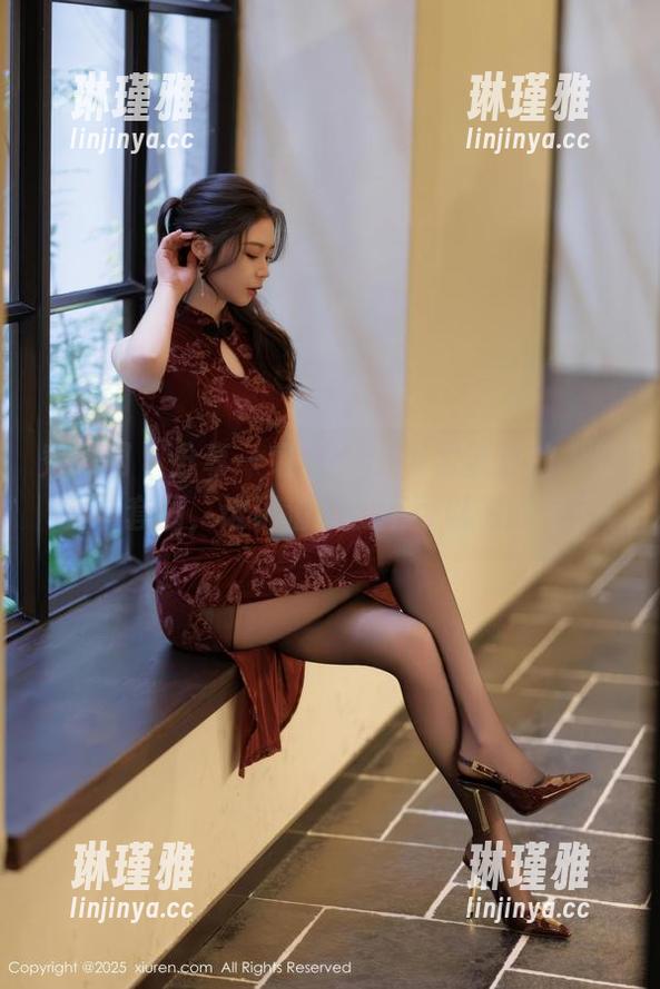 秀人网 - 分享一组FoxYini孟狐狸的“修女”套图，谁说清教徒不可以有脾气？