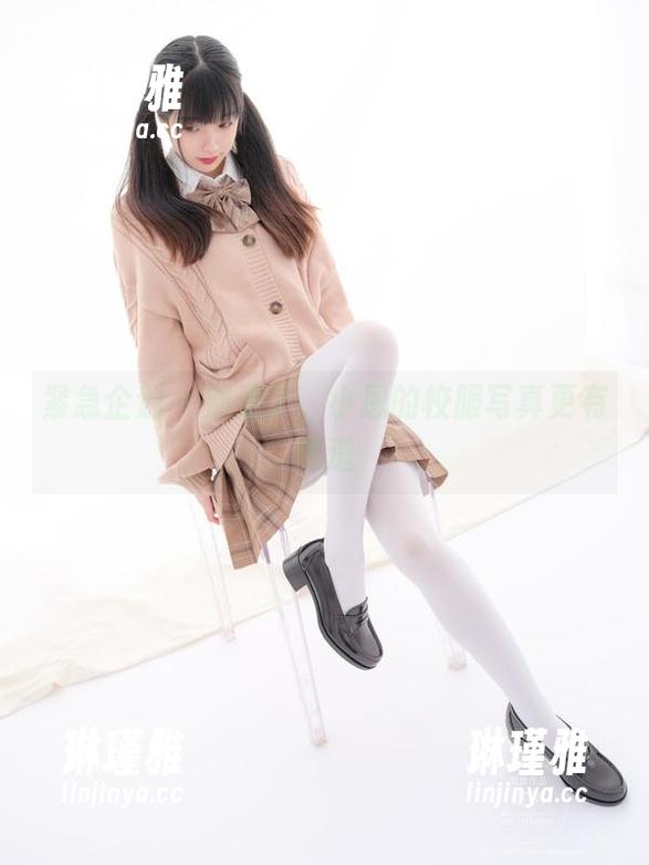 紧急企划 - 别看了，小恩的校服写真更有味道