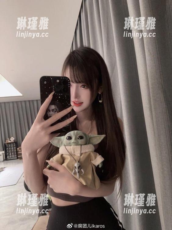 一边是浪漫婚纱，一边是偶像cos，腐团儿Ikaros的选择太酷了！