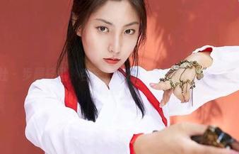 蜜桃社 – 步履轻盈，杏子定制的裸足写真让你独一无二！
