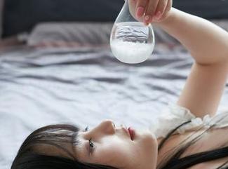 蜜桃社 – 萌美Moemi毛衣写真：怎么比冬天的热巧克力还暖呢？无圣光，只剩真实。