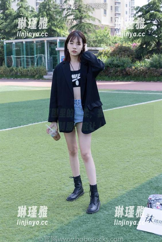 袜啵啵 - 原图里的温柔，套图里的戏谑：芝士的学院制服到底让人想凑近啥？