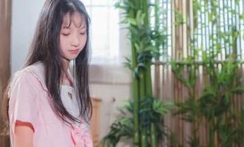 西瓜少女的私拍作品，搭配了一脸的女友气息。