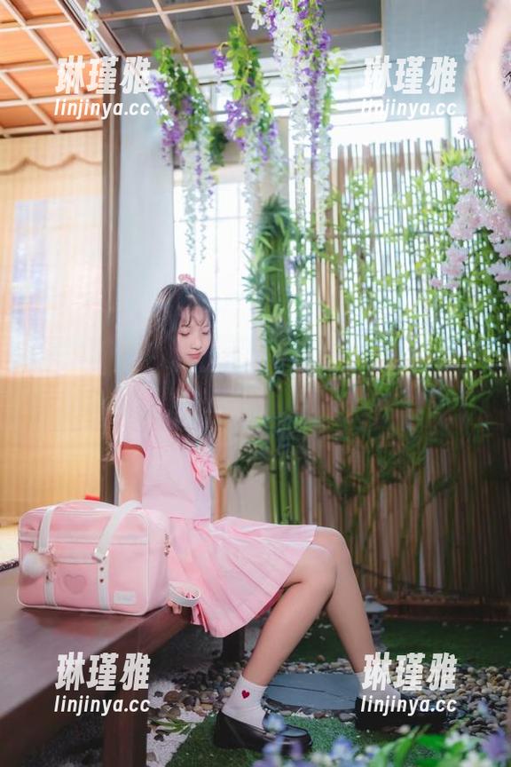 西瓜少女的私拍作品，搭配了一脸的女友气息。