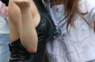 魔镜街拍 – i。你见过如此完美的搭配吗？看照片里婷婷的白色吊带连衣裙，黑丝美腿太抓人心了。