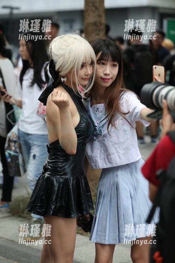 魔镜街拍 - i。你见过如此完美的搭配吗？看照片里婷婷的白色吊带连衣裙，黑丝美腿太抓人心了。