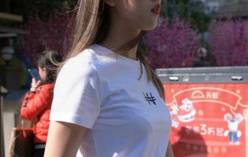 魔镜街拍 – 为什么大家都在追？艾小青超短裙、肉丝写真看这就对了！